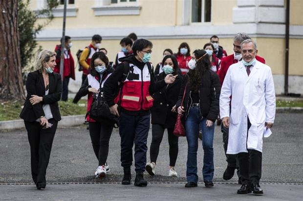 Il direttore dello Spallanzani di Roma, Francesco Vaia, insieme ai medici cinesi arrivati in Italia per aiutare nella lotta al coronavirus