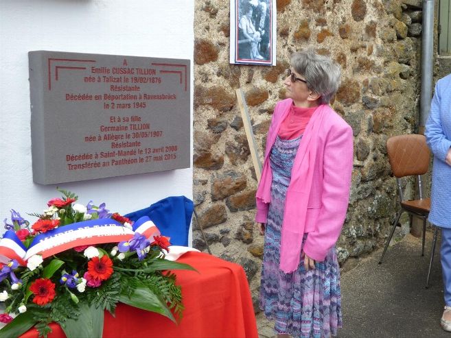 É. Sabeau-Jouannet, nipote di G. Tillion, davanti alla targa commemorativa di Émilie a Talizat nel 2015