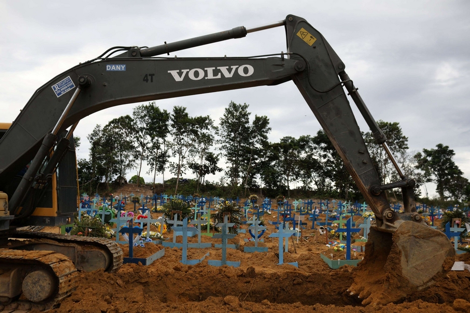 Riti funebri e sepolture collettivi nel cimitero di Manaus