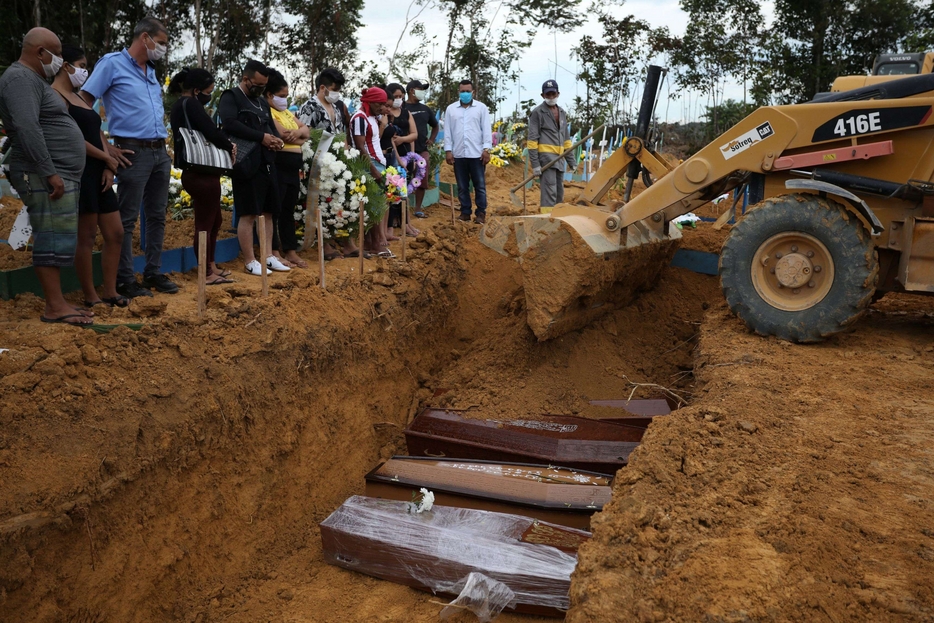 Riti funebri e sepolture collettivi nel cimitero di Manaus