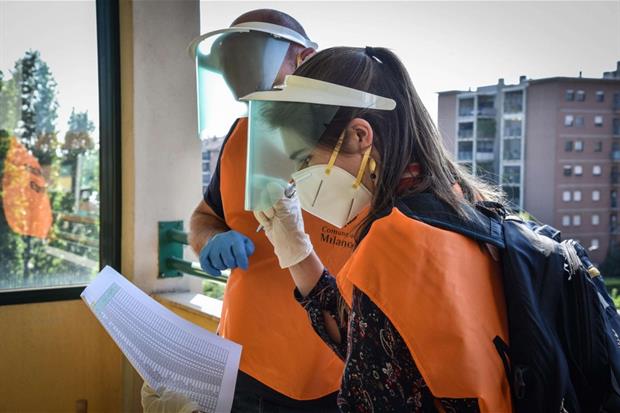 Volontari della Protezione Civile distribuiscono mascherine nelle case popolari gestite da MM a Milano