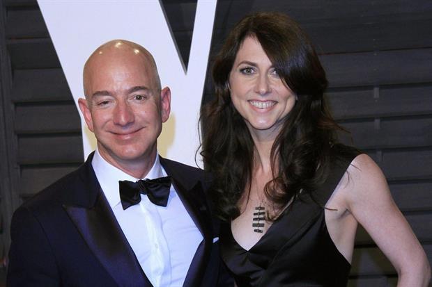 Jeff Bezos con l'ex moglie MacKenzie in una foto del 2017