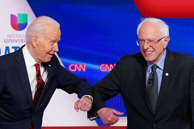 Joe Biden e Bernie Sanders si salutano con il gomito dopo l'ultimo dibattito tv alla Cnn