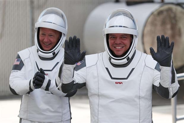 Gli astronauti Bob Behnken, a destra, e Doug Hurley prima del lancio