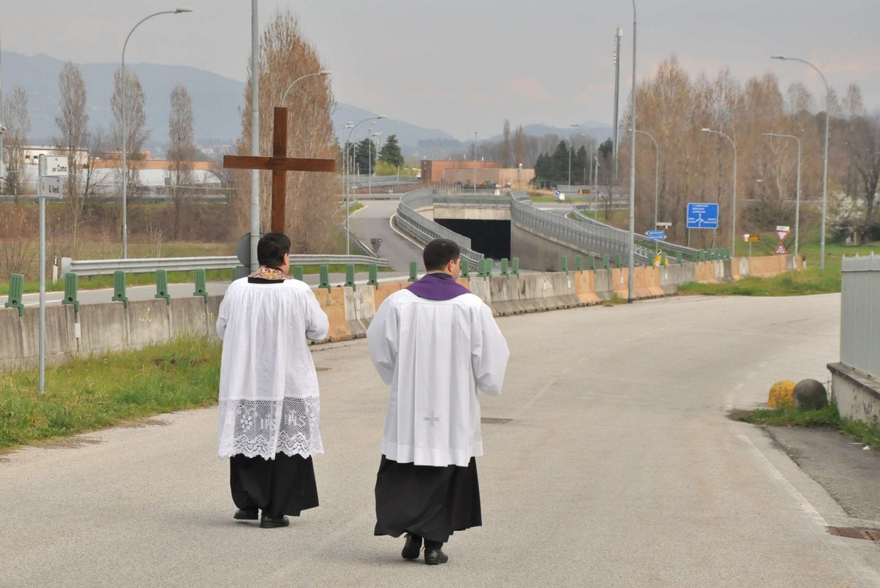 I sacerdoti dell’unità pastorale di Lambrugo e Lurago d’Erba mentre benedicono i due paesi