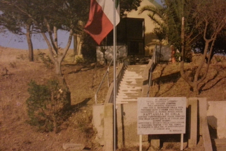 La lapide che commemora la battaglia di Gela sulla strada provinciale n. 8 per Butera