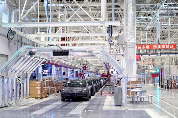 L'interno della fabbrica di Tesla a Shanghai, inaugurata a gennaio