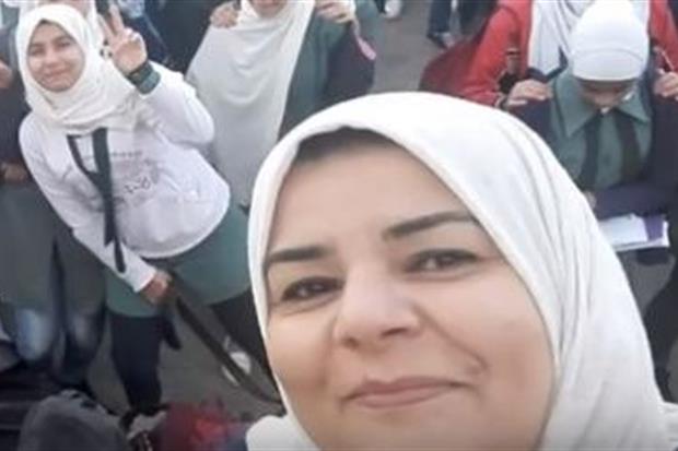 Samar Nazzal scatta un selfie con le sue allieve