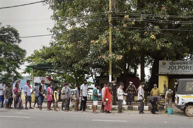 In fila per ricevere cibo a Guwahati in India