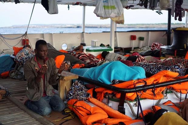 Naufraghi a bordo della open Arms al largo di Lampedusa il 19 agosto 2019