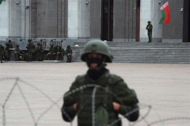Soldati e filo spinato nella centrale piazza Oktyabrskaya a Minsk
