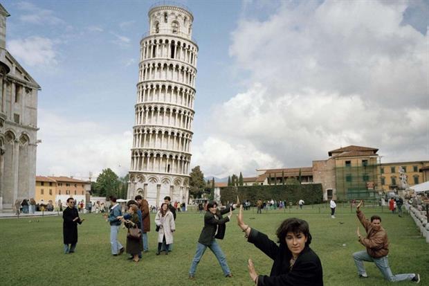 Dal libro “Sorridere” di Michele Smargiassi (Contrasto): la torre pendente, Pisa, 1980