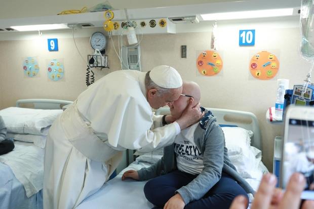 Il Papa durante una visita a un ospedale