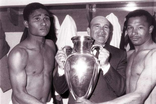 Béla Guttman con la Coppa dei Campioni vinta dal Benfica, assieme al pupillo Eusebio - alla sua destra