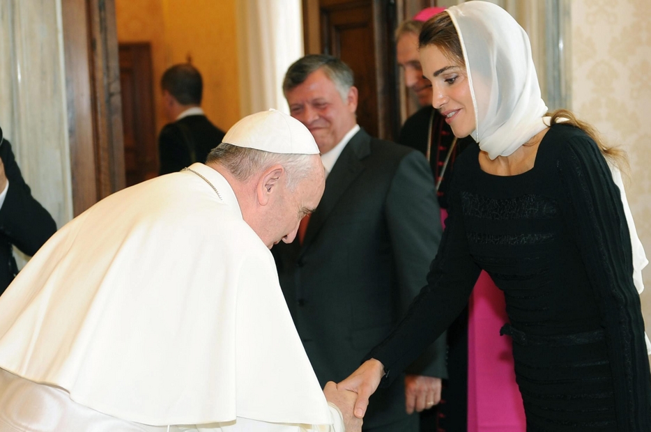 L'incontro a Roma tra papa Francesco e la regina Rania