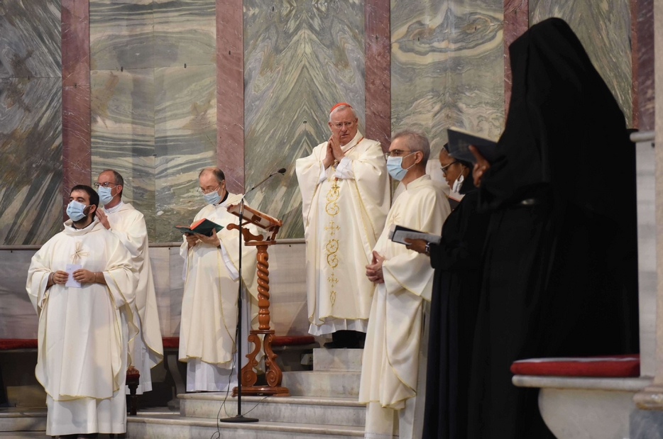 La Messa presieduta dal cardinale Bassetti nella Basilica di Santa Cecilia a Roma