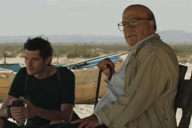 L’attore (a destra) con il regista Gianni Amelio Ansa