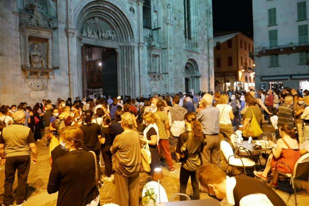 In preghiera davanti al Duomo la folla che non è riuscita a trovare posto nella chiesa