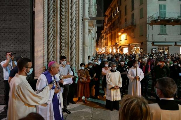 Il vescovo Cantoni sulla soglia del Duomo prega con la gente rimasta sulla piazza