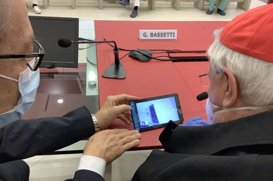 Il cardinale Bassetti mentre dialoga via cellulare con i malati Covid