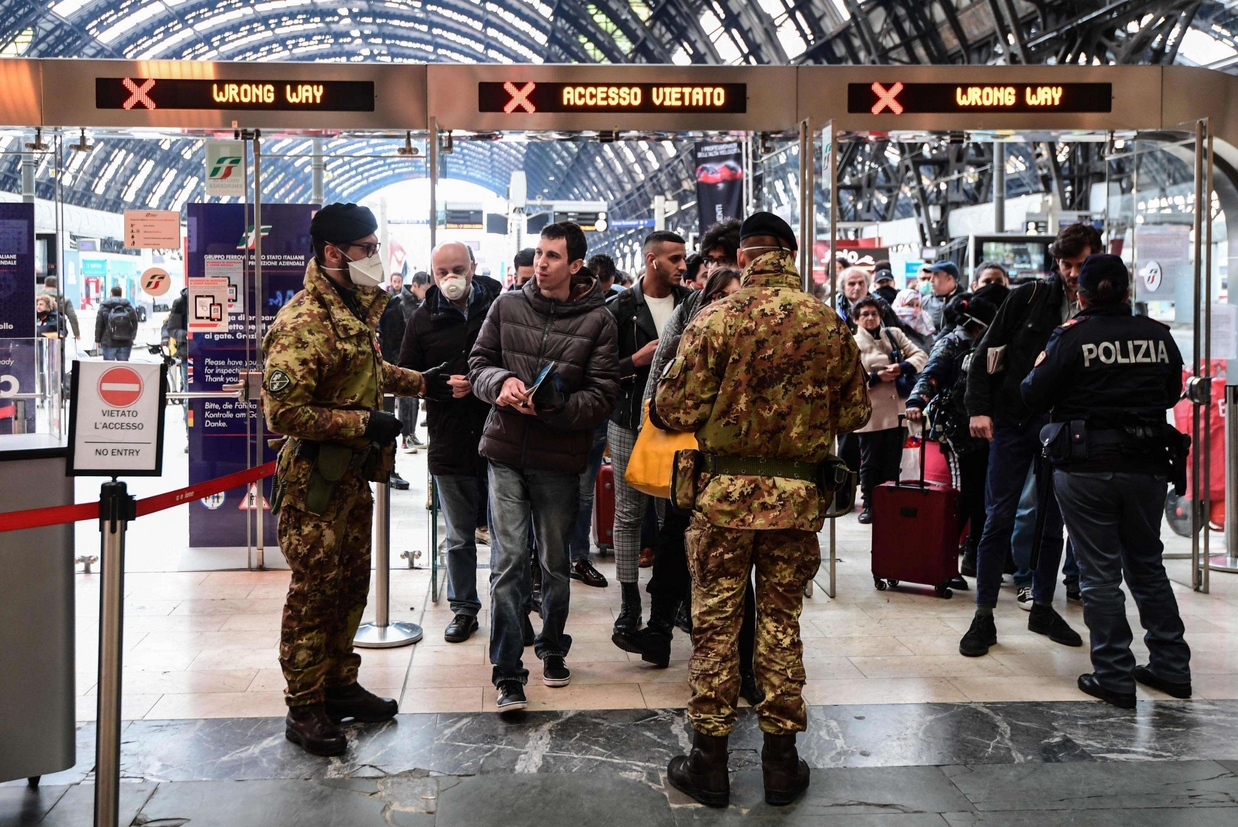 Militari e poliziotti effettuano controlli alla Stazione Centrale di Milano