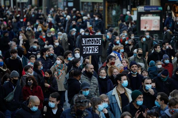Decine di migliaia di manifestanti pacifici hanno invaso la capitale francese