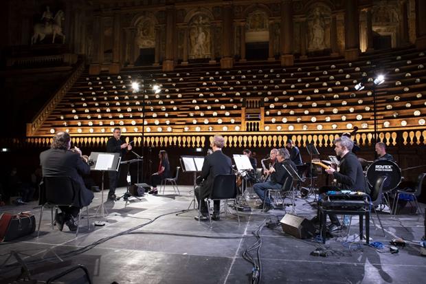 La ParmaFrontiere Orchestra diretta dal maestro Bonati al Teatro Farnese di Parma nel suo 'Stabat Mater'