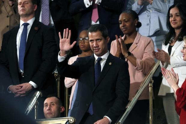Il leader dell'opposizione in Venezuela Juan Guaidó risponde al saluto di Donald Trump e agli applausi del Congresso