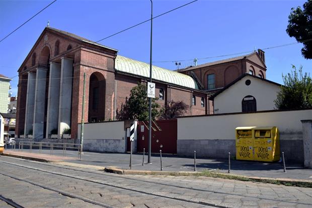 La chiesa di Santa Maria Annunciata in Chiesa Rossa, a Milano. Anche qui scritte razziste