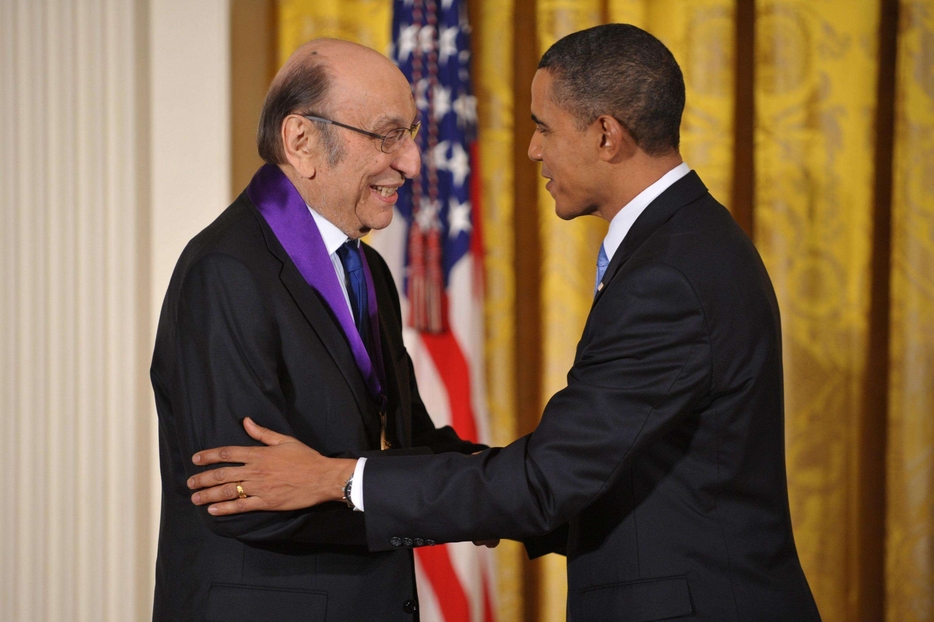 Milton Glaser nel febbraio 2010 alla Casa Bianca con Barack Obama