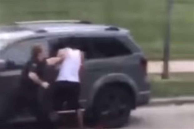Un frame del video in cui si vede Jacob colpito dalla polizia