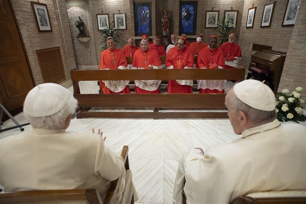 I nuovi cardinali, subito dopo il Concistoro, nella cappella di Mater Ecclesiae con Francesco e il papa emerito Benedetto XVI