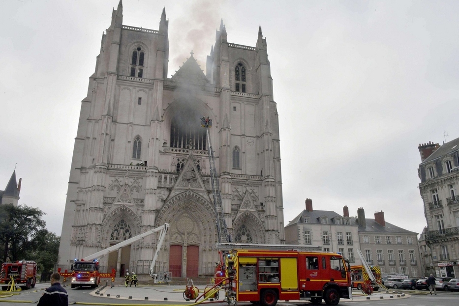 Vigili del fuoco al lavoro per salvare l'antica cattedrale gotica di Nantes, dedicata ai santi Pietro e Paolo