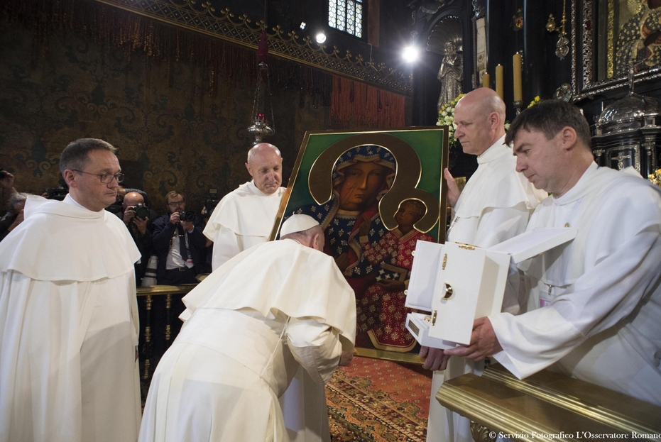 Il Papa bacia l'icona della Madonna Nera durante la Gmg del 2016