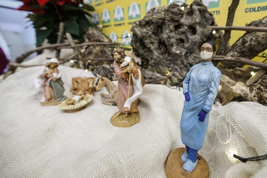 Un presepe al tempo del Covid con le statuine 'mascherate'