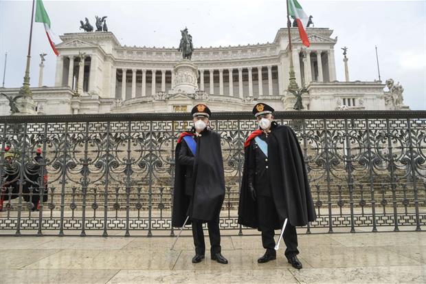 Giovanni Nistri e Teo Luzi durante la cerimonia di avvicendamento nella carica di Comandante Generale dell'Arma dei Carabinieri