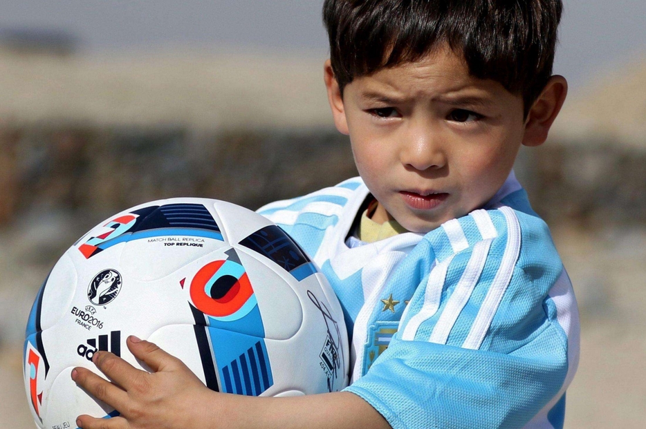 Il piccolo Murtaza Ahmadi a 5 anni: indossava la maglia di Messi nel 2016