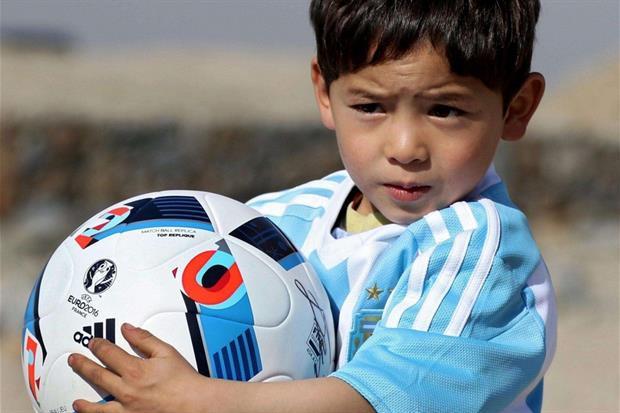 Il piccolo Murtaza Ahmadi a 5 anni: indossava la maglia di Messi nel 2016