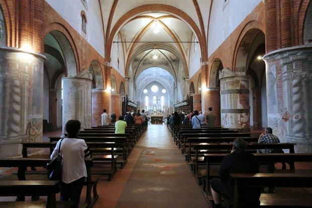 Chiaravalle: l'interno della chiesa abbaziale, consacrata il 2 maggio 1221, ottocento anni fa, dal vescovo di Milano Enrico Settala