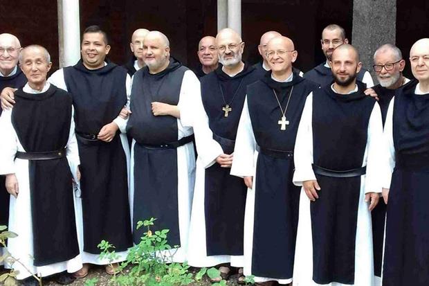 Chiaravalle: alcuni dei monaci cistercensi assieme all'abate Stefano Zanolini. Oggi la comunità è formata da 17 religiosi