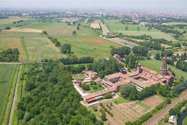 Chiaravalle: veduta aerea del complesso monastico, nelle campagne a sud di Milano. Sullo sfondo si intravvede la metropoli