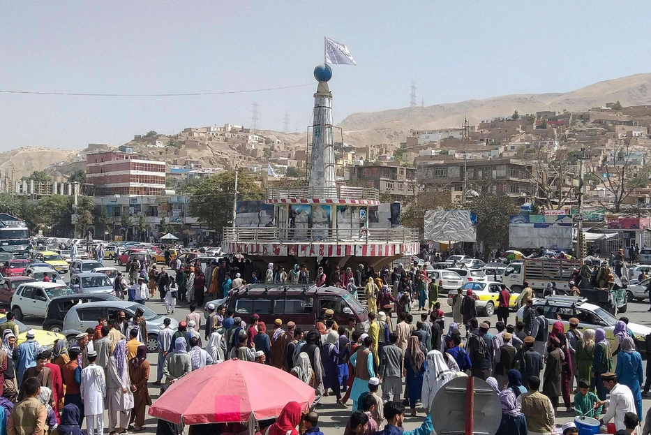 La bandiera dei Taliban sventola nella piazza centrale di Pol-e Khomri, capoluogo della provincia afghana di Baghlan