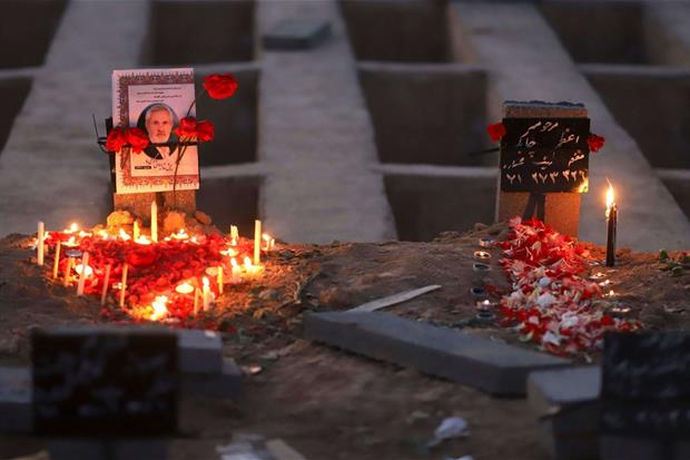 Candele per le vittime del Covid-19 nel cimitero a sud di Teheran