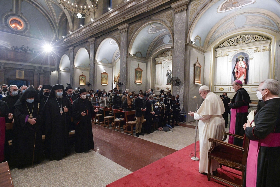 Papa Francesco durante la preghiera ecumenica nella chiesa della Santa Croce a Nicosia