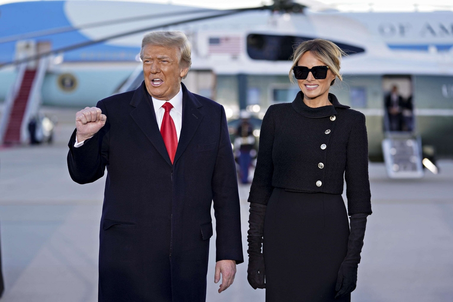 Trump e la moglie Melania al momento di salire sull'Air Force One che li condurrà a vita privata a Mar-a-Lago in Florida