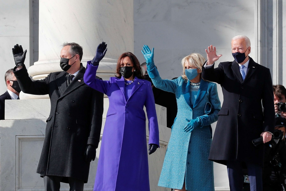 Il presidente eletto Joe Biden (ultimo a destra) saluta dai gradini del Campidoglio. Accanto a lui la moglie Jill e, a fianco a lei, la vicepresidente eletta Kamala Harris con il marito Douglas Emhoff