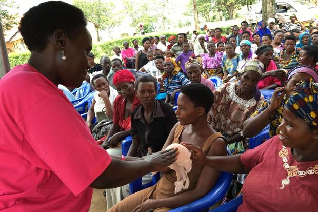 Consegna dei reggiseni a donne operate di mastectomia in Uganda