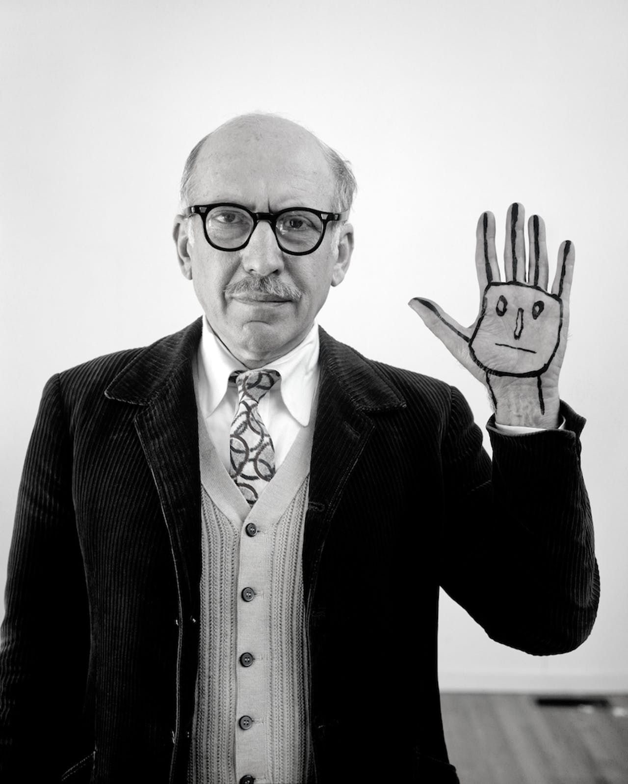 Una foto di Evelyn Hofer, “Saul Steinberg with his hand”, New York 1978