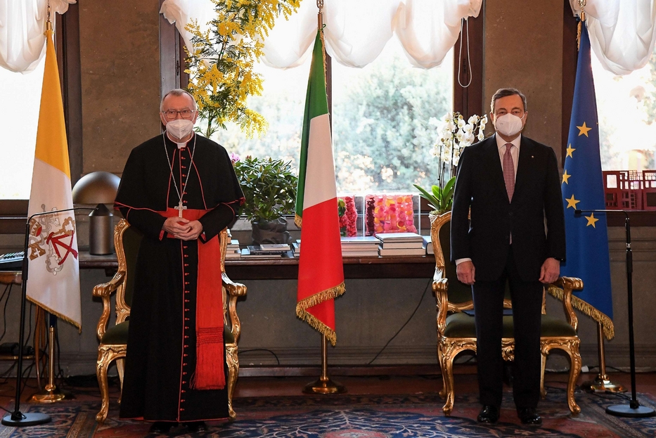 Il segretario di Stato della Santa Sede, cardinale Pietro Parolin, con il premier Mario Draghi