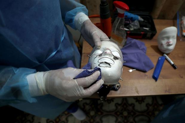 La maschera terapeutica appena prodotta dalla stampante 3D di una fabbrica di Gaza